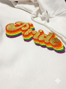 BLUZA "BE PROUD" PRIDE z kapturem / z haftem płaskim / wzór haftu