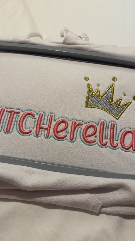 BLUZA Z HAFTEM 3D BITCHERELLA z kapturem